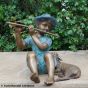 Bronzeskulptur Kleiner Junge Hugo mit Scharf auf Säule 