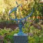 Bronzeskulptur "Große Sternzeichen-Sonnenuhr" auf rundem Standfuß