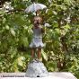 Luise mit Regenschirm als Wasserspeier. Bronzefiguren und Gartenfiguren bei Kunsthandel Lohmann in Timmendorfer Strand.
