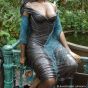 bronzefigur Frau auf Zaun