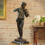 Junger Violinespieler aus Bronze 