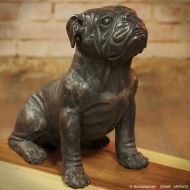 Bulldogge bronze sitzend