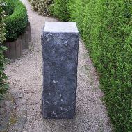 Große Granit-Säule mit gehauener Oberfläche