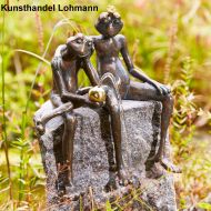 Froschkönigpaar mit goldener Kugel als Wasserspeier auf Granit