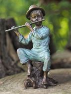 Bronzeskulptur Hans mit Flöte auf Baumstamm 