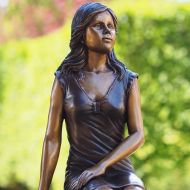 Bronzeskulptur Junge Frau im Sommerkleid 