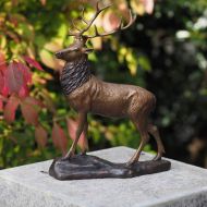 Bronzeskulptur Stehender 12-Ender Hirsch mit Sockel auf Säule im Garten 