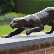 Bronzeskulptur Schleichender Panther mit brauner Patina
