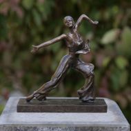 Bronzeskulptur Junge Tänzerin mit besonderer Patina auf einer Säule 