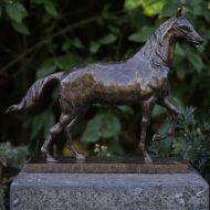 Bronzeskulptur Stehendes Pferd mit brauner Patina auf einem Sockel 