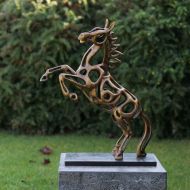 Bronzeskulptur Stehendes Pferd modern auf einem Sockel im Garten 