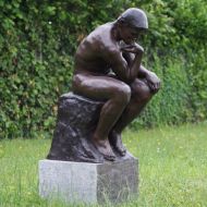 Der Denker von Auguste Rodin als Bronzefigur auf Marmorblock