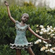 Bronzeskulptur Tanzende Ballerina Lara mit grün brauner Patina

