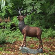 Bronzeskulptur Röhrender Hirsch mit brauner Patina im Wald