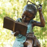Bronzeskulptur Kleines Mädchen mit ihrem Buch 