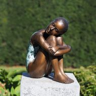 Bronzefigur eines sitzenden Mädchens auf Granitsäule