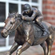 Bronzefigur Jockey auf Pferd