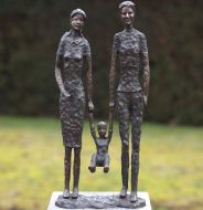 Bronzeskulptur Familie Kind Eltern Bronzefigur abstrakt gartenfigur. Bronzefiguren und Gartenfiguren bei Kunsthandel Lohmann in Timmendorfer Strand.
