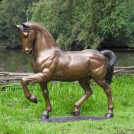 Großes Bronze-Pferd im Schritt. Bronzefiguren und Gartenfiguren bei Kunsthandel Lohmann in Timmendorfer Strand.