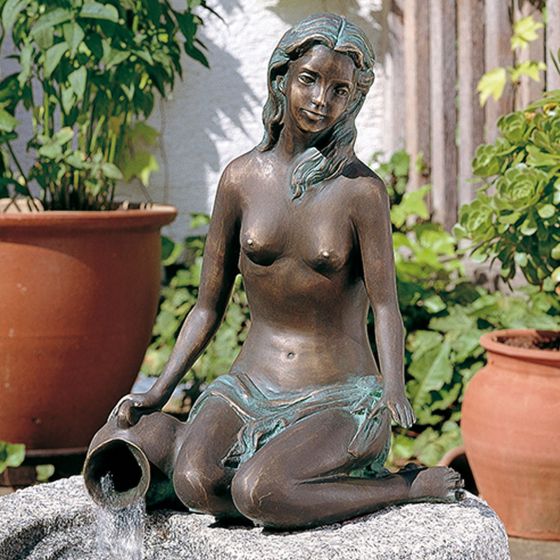Bronzefigur "Jasmin mit Krug" als Wasserspeier