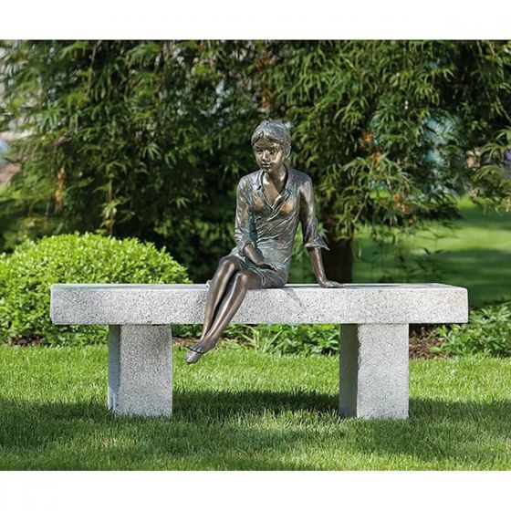 Bronzeskulptur Sitzendes Kleines Mädchen Berrit auf einer Steinbank im Garten 