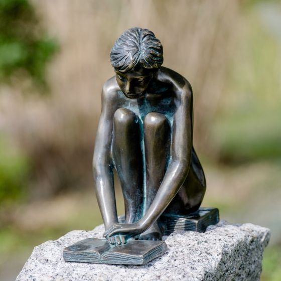 Bronzeskulptur "Sitzendes Mädchen Iris" von vorne