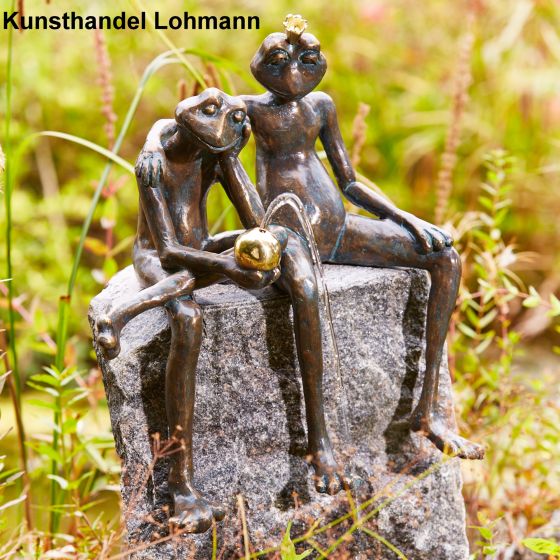Froschkönigpaar mit goldener Kugel als Wasserspeier auf Granit