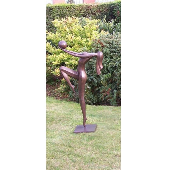 Bronzeskulptur Chloe im Garten