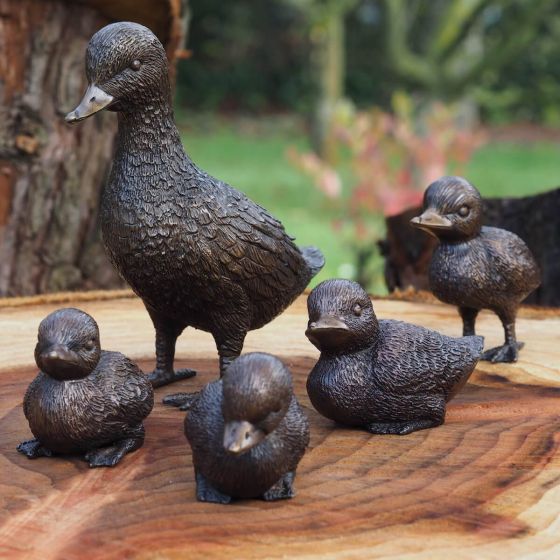 Bronzeskulptur Entenfamilie auf Baumstamm