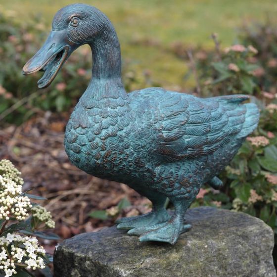 Bronzeskulptur Ente auf Stein als Wasserspeier
