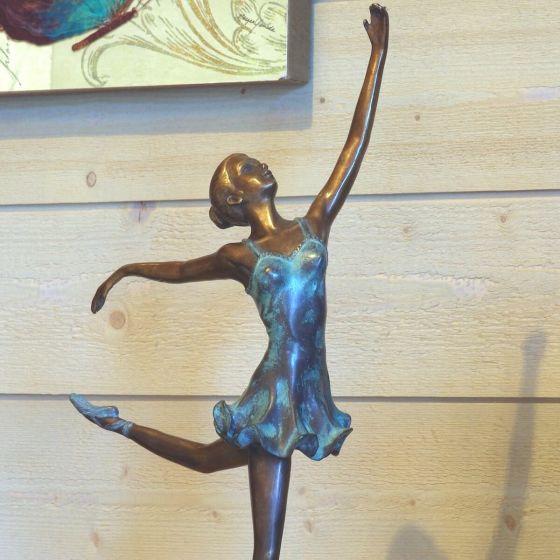 Bronzeskulptur Balletttänzerin im Wohnzimmer 