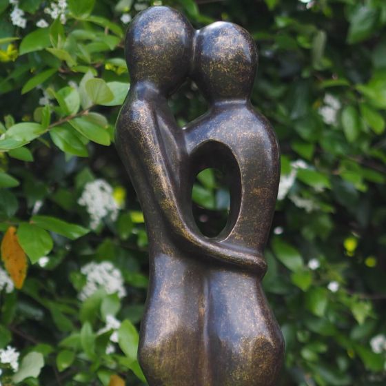 Bronzeskulptur Liebespaar umarmt sich 