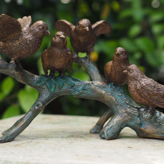 Bronzeskulptur Vögel auf Ast im Garten 