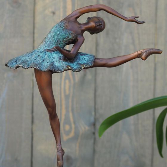 Bronzeskulptur Junge Ballerina stehend im Wohnzimmer 