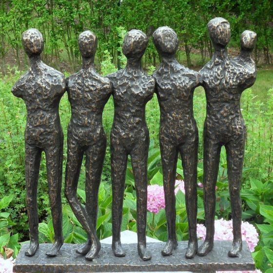 Bronzeskulptur Fünf Männer stehend auf einer Platte 