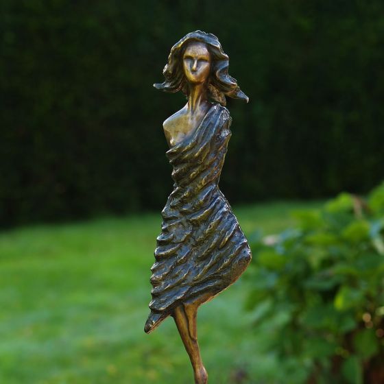 Bronzeskulptur Junge Frau mit brauner Patina