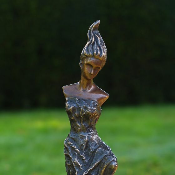 Bronzeskulptur Junge Frau mit brauner Patina im Garten 