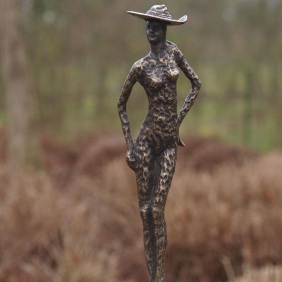 Bronzeskulptur Junge Frau mit Hut 