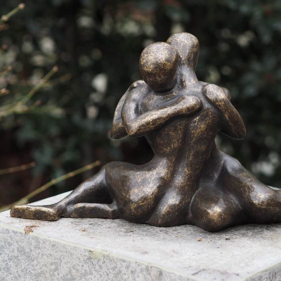 Bronzeskulptur Sitzendes Liebespaar mit brauner Patina