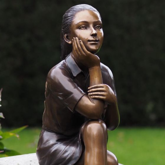 Bronzeskulptur Mädchen mit Hand am Kinn