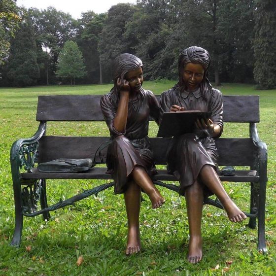 Bronzeskulptur Zwei Sitzende Mädchen auf einer Gartenbank