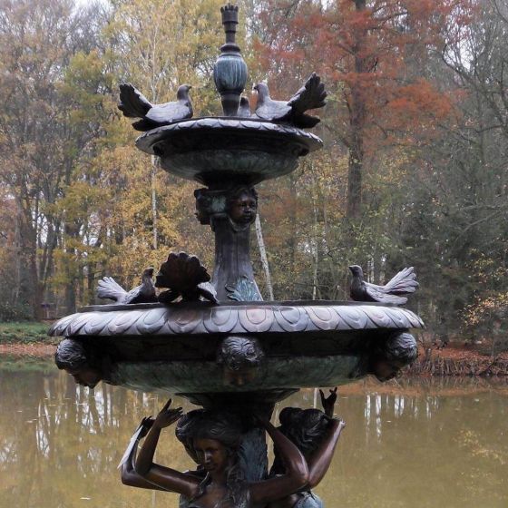 Bronzeskulptur Brunnen getragen von 3 Frauen vor einem Teich 