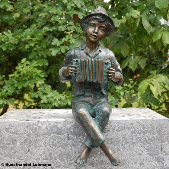 Bronzefigur Junge mit Ziehharmonika als Wasserspeier