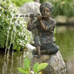 Rottenecker Bronzeskulptur "Sören mit Querflöte" als Wasserspeier