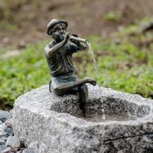 Rottenecker Bronzeskulptur "Flötenspieler Finn" als Wasserspeier