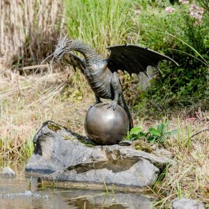 Rottenecker Bronzeskulptur "Drache Farina auf Kugel" als Wasserspeier