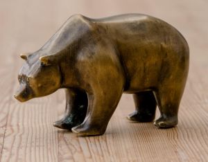 Rottenecker Bronzeskulptur "Bulle und Bär - Börse" klein stehender Bär mit einer braunen Patina