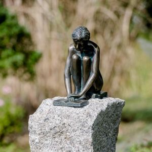 Rottenecker Bronzeskulptur "Sitzendes Mädchen Iris"
