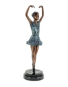 Bronzefigur Ballerina Clara von vorne auf einem Marmorsockel