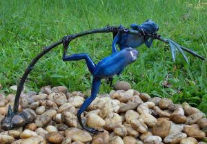 Bronzeskulptur "Zwei blaue Frösche im Schilf"